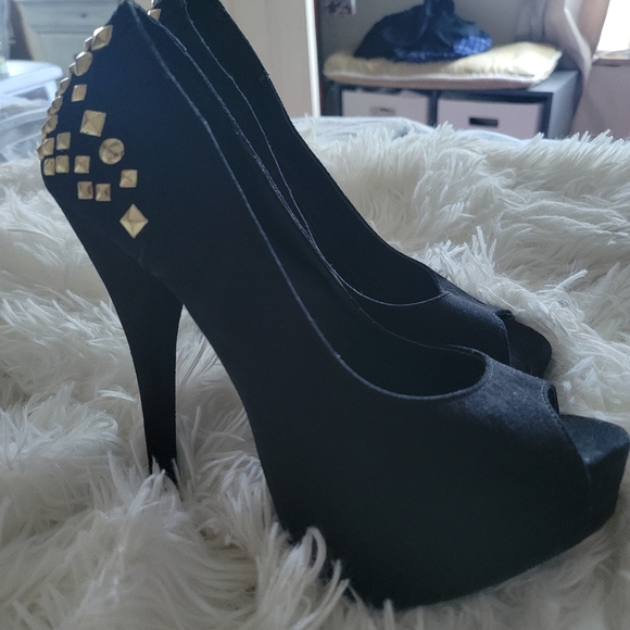 Kathy Jean 4in stiletto, 1in platform, black with gold accent on back, size 5 - Picture 3 of 6
